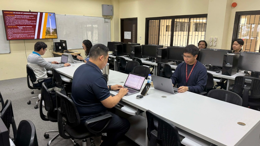 Students and faculty in an IT laboratory setting